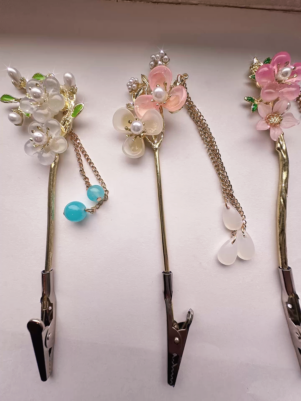 Handcrafted Floral ATM Card Clip Bracelet – Nail-Friendly Grabber with Pearls & Crystals