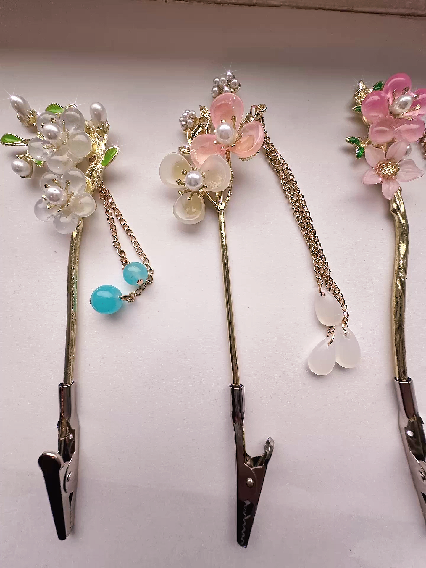 Handcrafted Floral ATM Card Clip Bracelet – Nail-Friendly Grabber with Pearls & Crystals