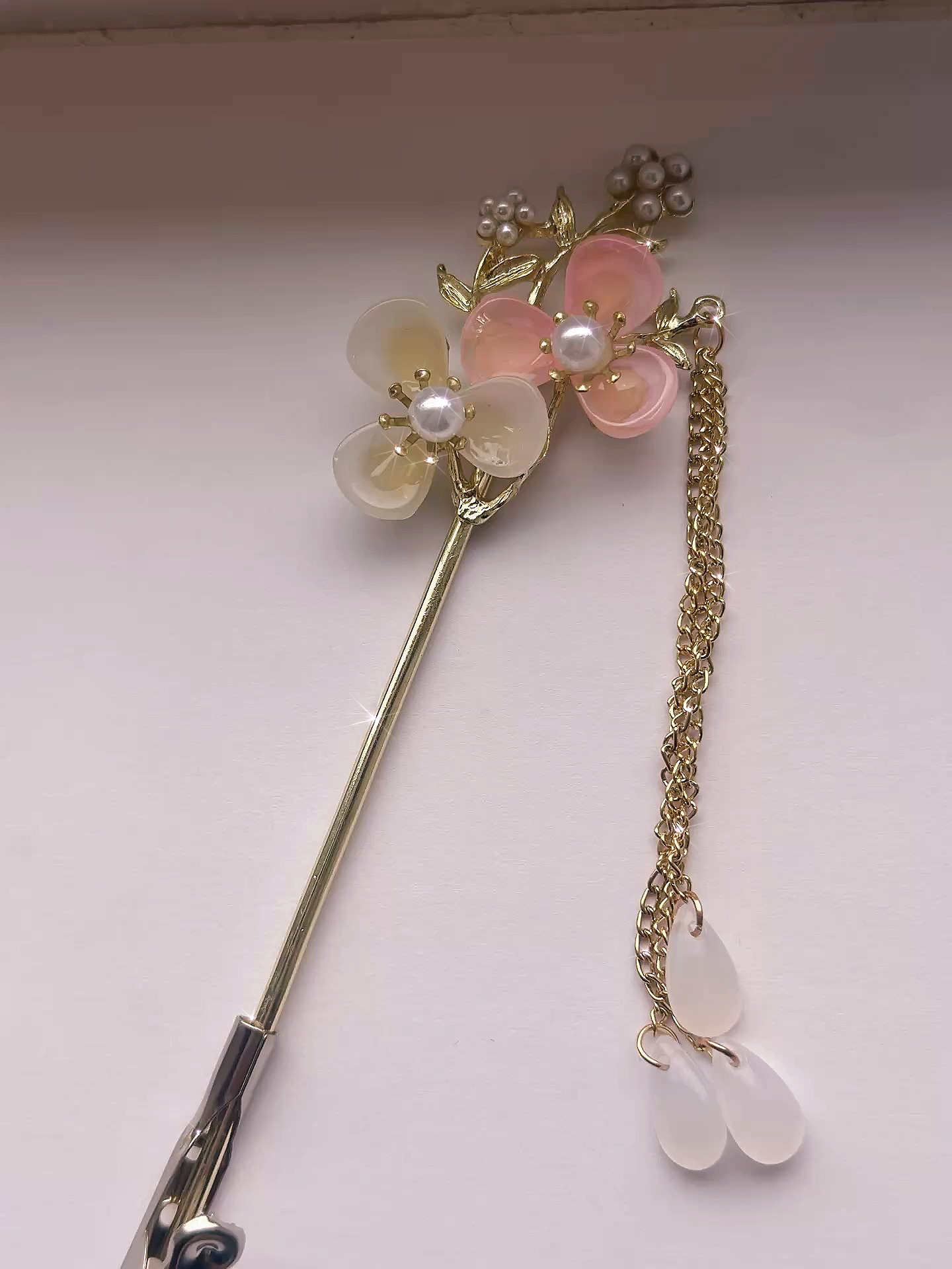 Handcrafted Floral ATM Card Clip Bracelet – Nail-Friendly Grabber with Pearls & Crystals