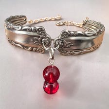 Bracelet Cuillère Fleur Vintage – Bracelet Ajustable Fait Main en Acier Inoxydable avec Breloque Perle Rouge