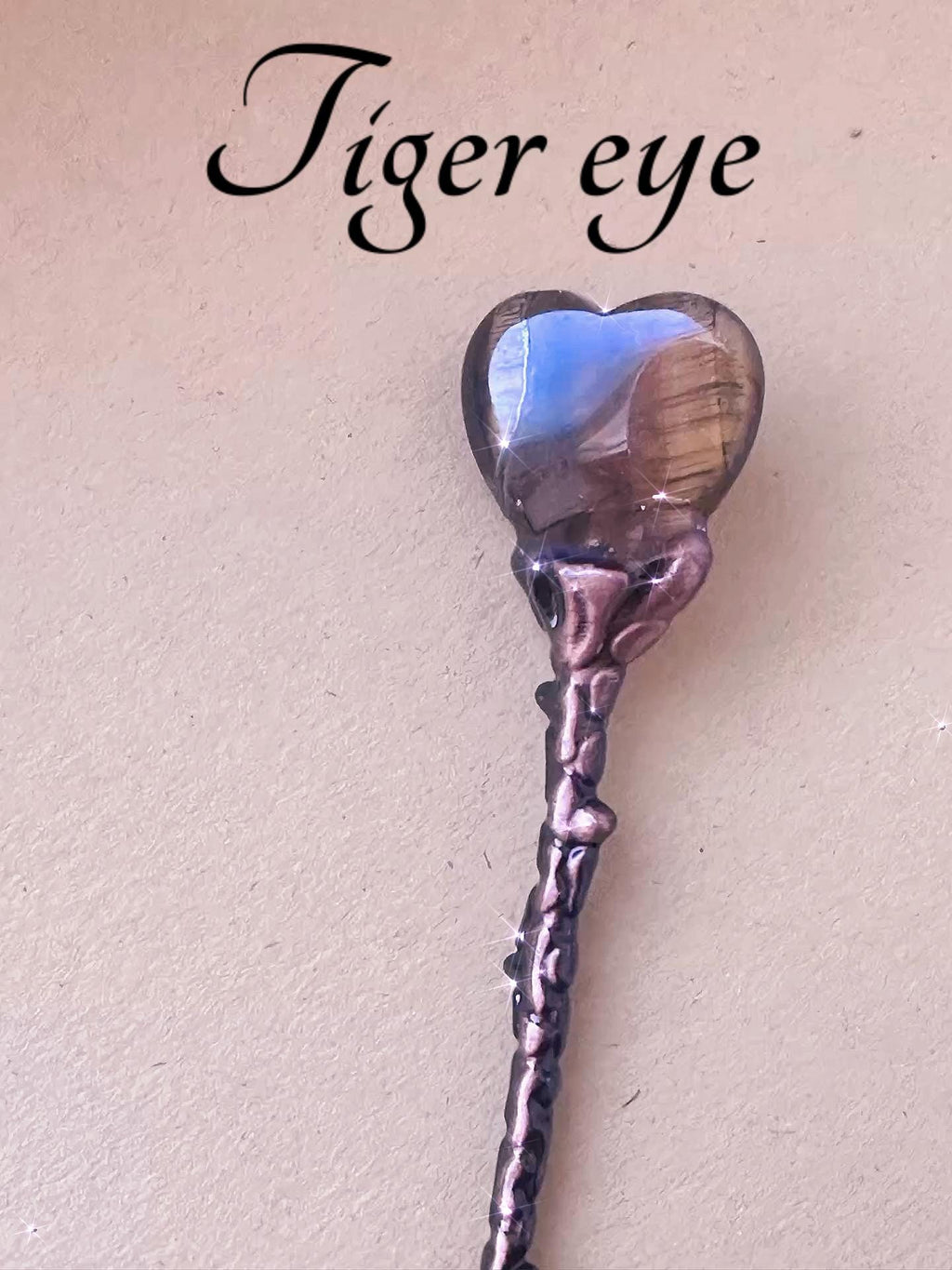 Gemstone heart atm card card clip is a lifesaver for long nails and everyday tasks.