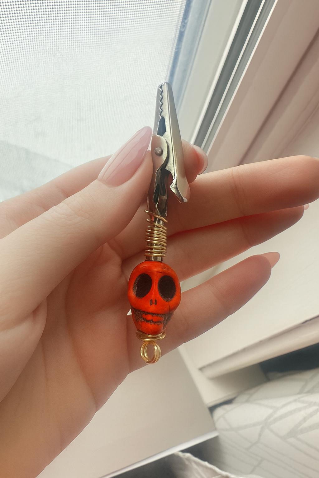 Wagnerite Stone Skull Card Clip – Long Nail Helper, Spooky ATM Grabber
