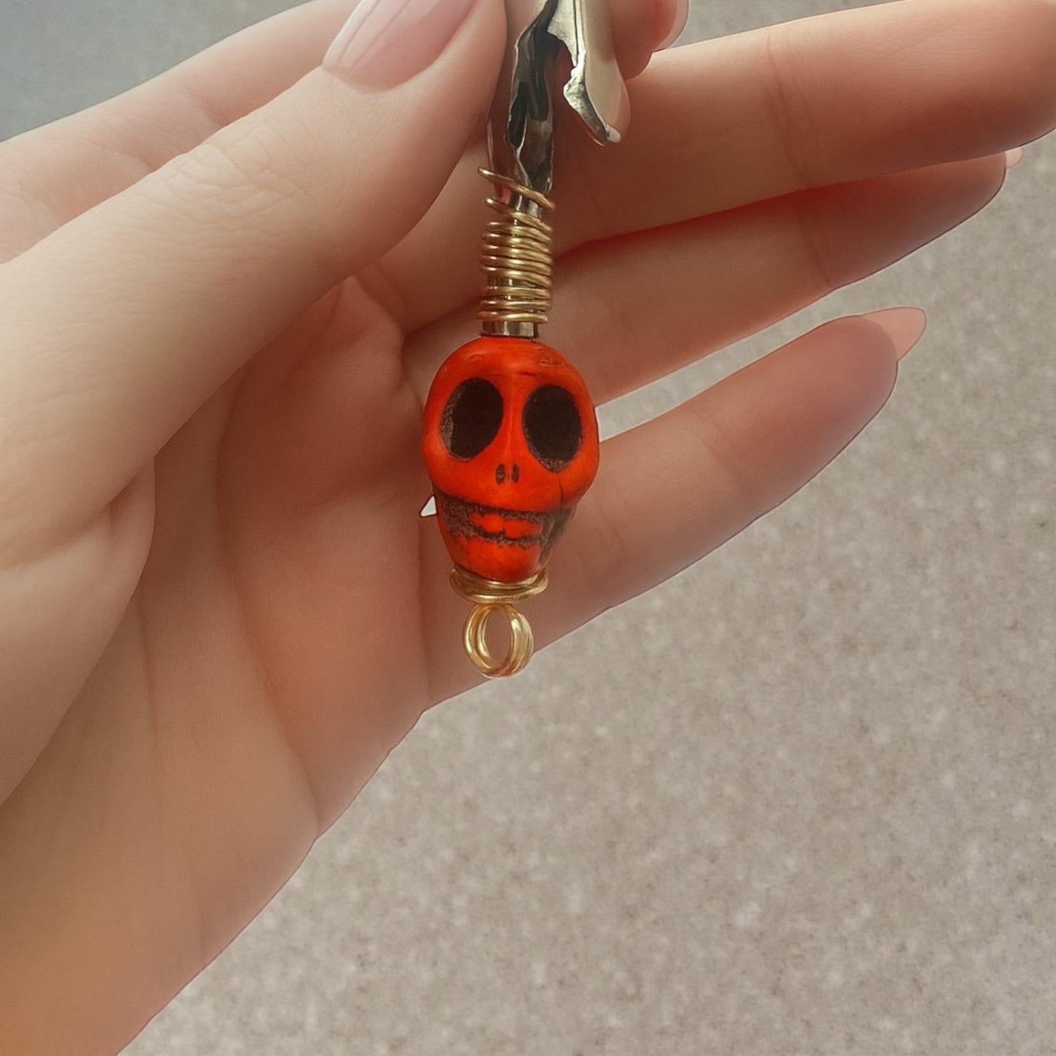Wagnerite Stone Skull Card Clip – Long Nail Helper, Spooky ATM Grabber