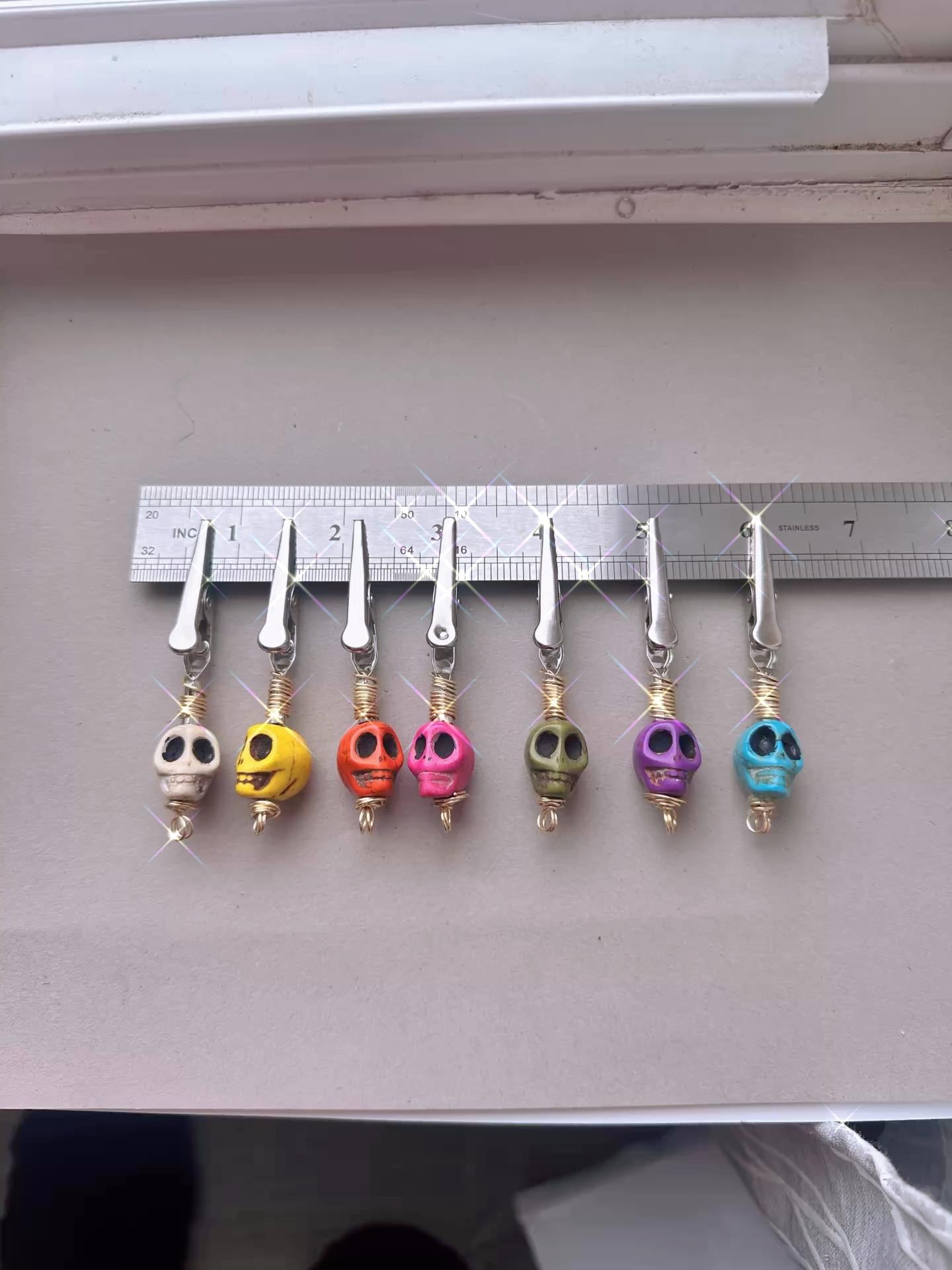 Wagnerite Stone Skull Card Clip – Long Nail Helper, Spooky ATM Grabber