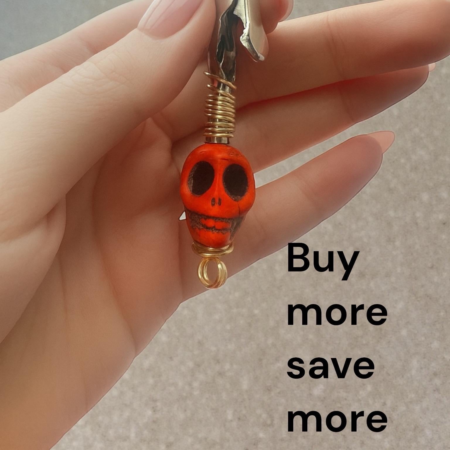 Wagnerite Stone Skull Card Clip – Long Nail Helper, Spooky ATM Grabber
