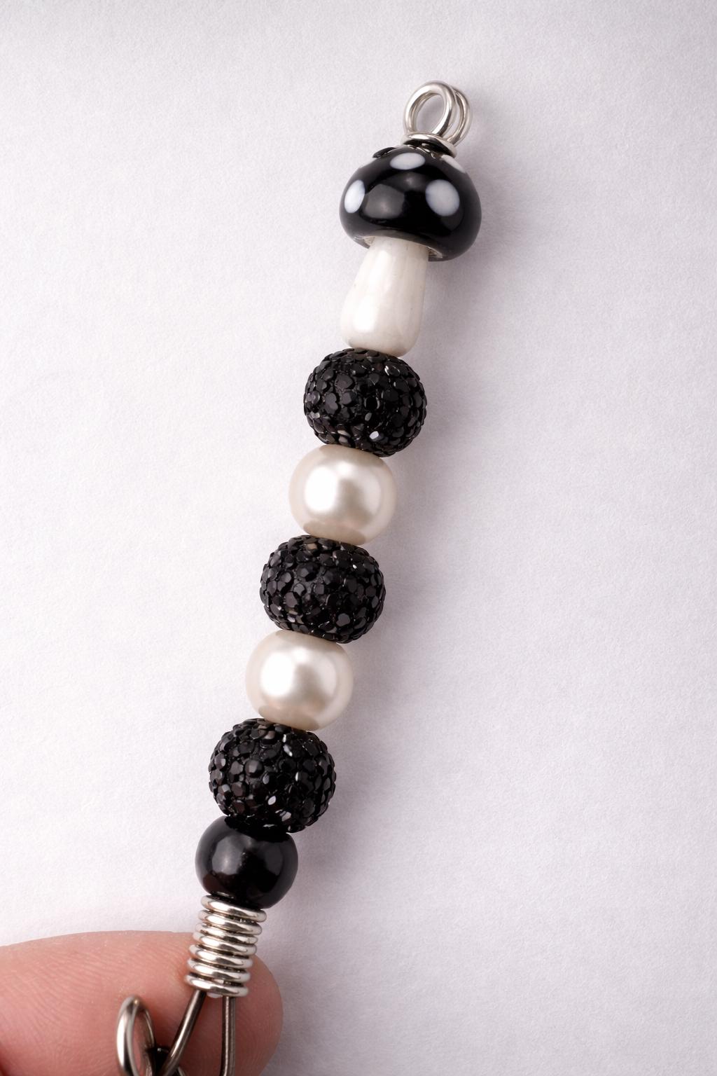 Handmade Mushroom ATM Card Clip – Rhinestone Beaded Bracelet Helper Tool