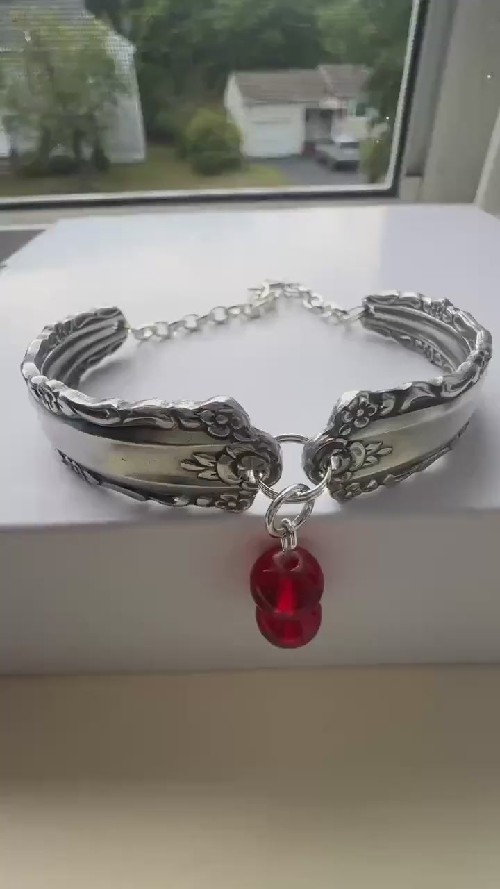 Bracelet Cuillère Fleur Vintage – Bracelet Ajustable Fait Main en Acier Inoxydable avec Breloque Perle Rouge